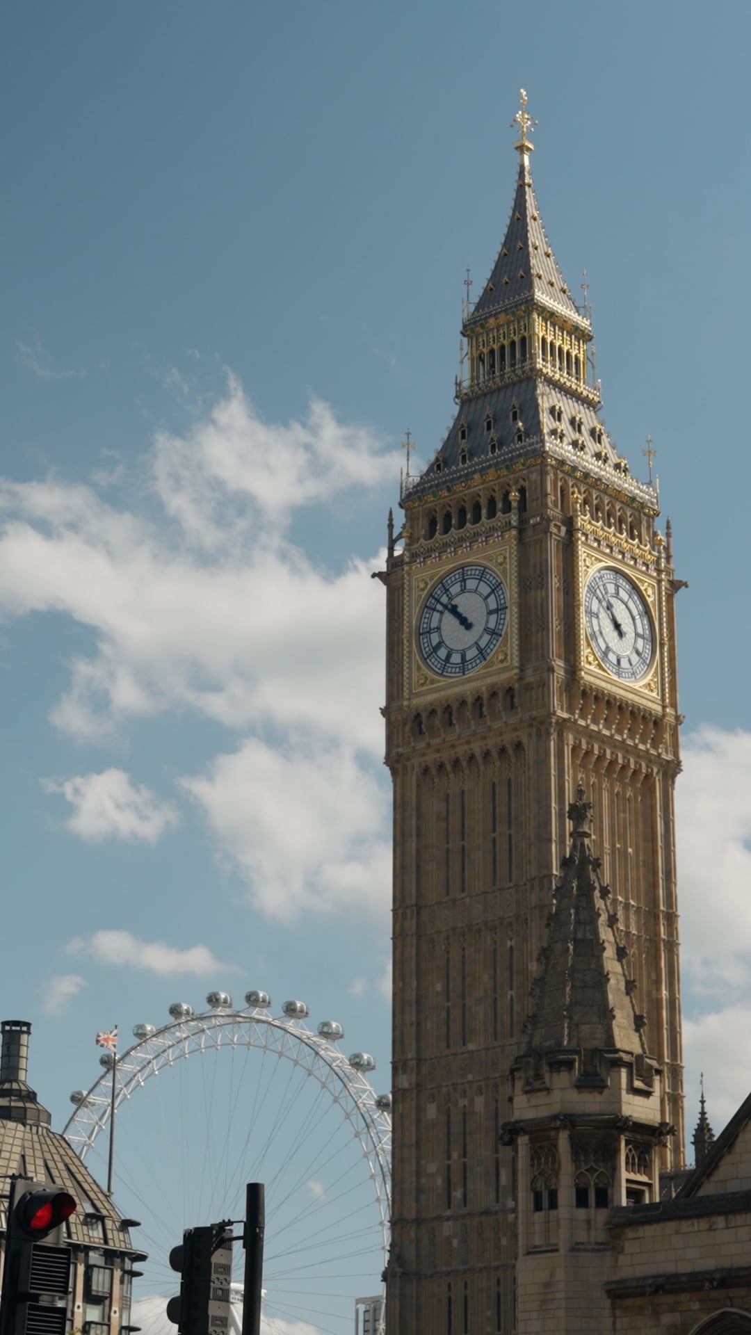 Vertical social short from the Foster Denovo pension tracing campaign, teaser